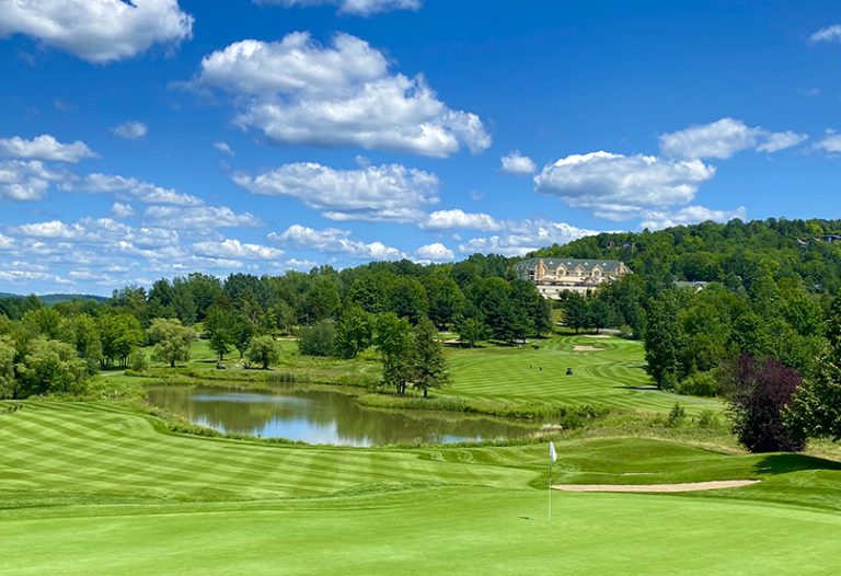 Vue sur la nature et l'Hôtel Château-Bromont sur le parcours du Golf Château-Bromont
