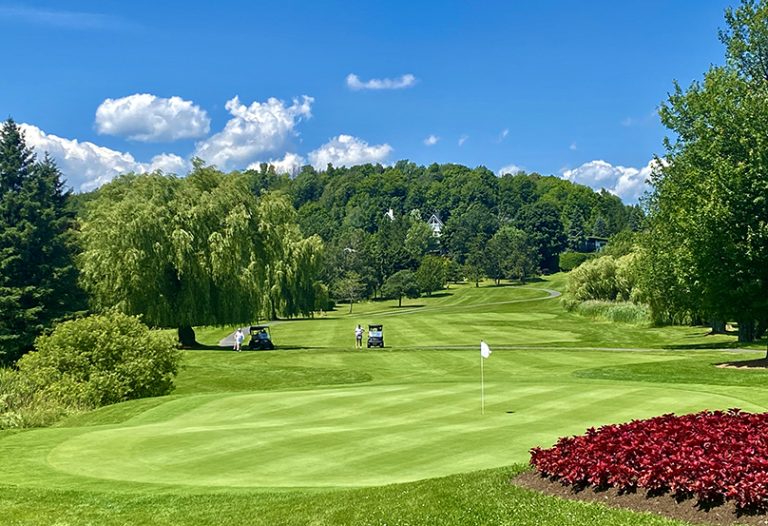 green et paysage au Golf Château-Bromont