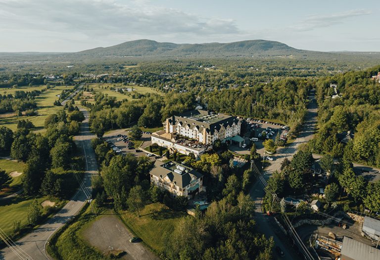 L'hôtel Château-Bromont dans la nature de Bromont