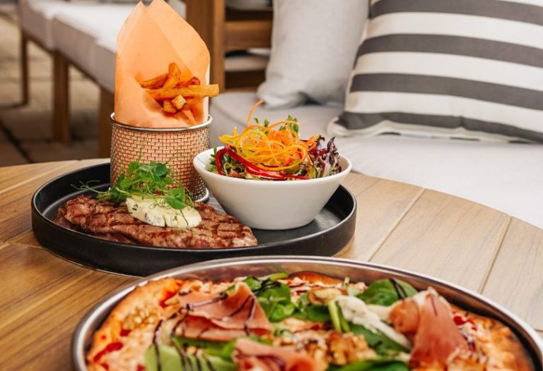 Pizza sur la Terrasse La Panoramique à l'Hôtel Château-Bromont