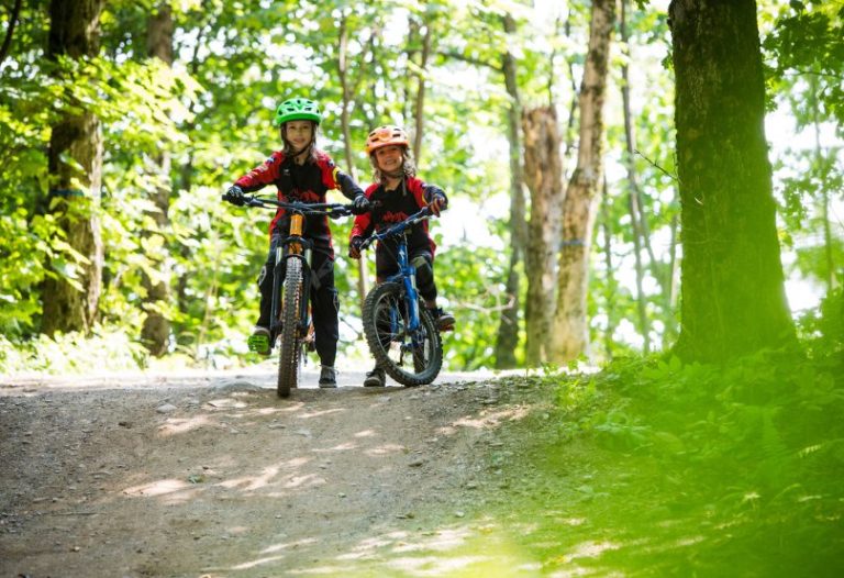 Enfants en vélo de montagne à Bromont et séjour à l'Hôtel Château-Bromont