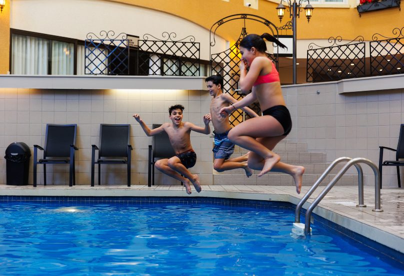 INDOOR POOL AND HOT TUBS ON THE TERRACE - Golf Château Bromont