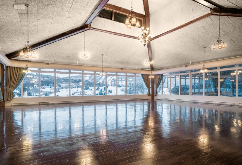 Salle pour évènements corporatifs avec vue sur la montagne