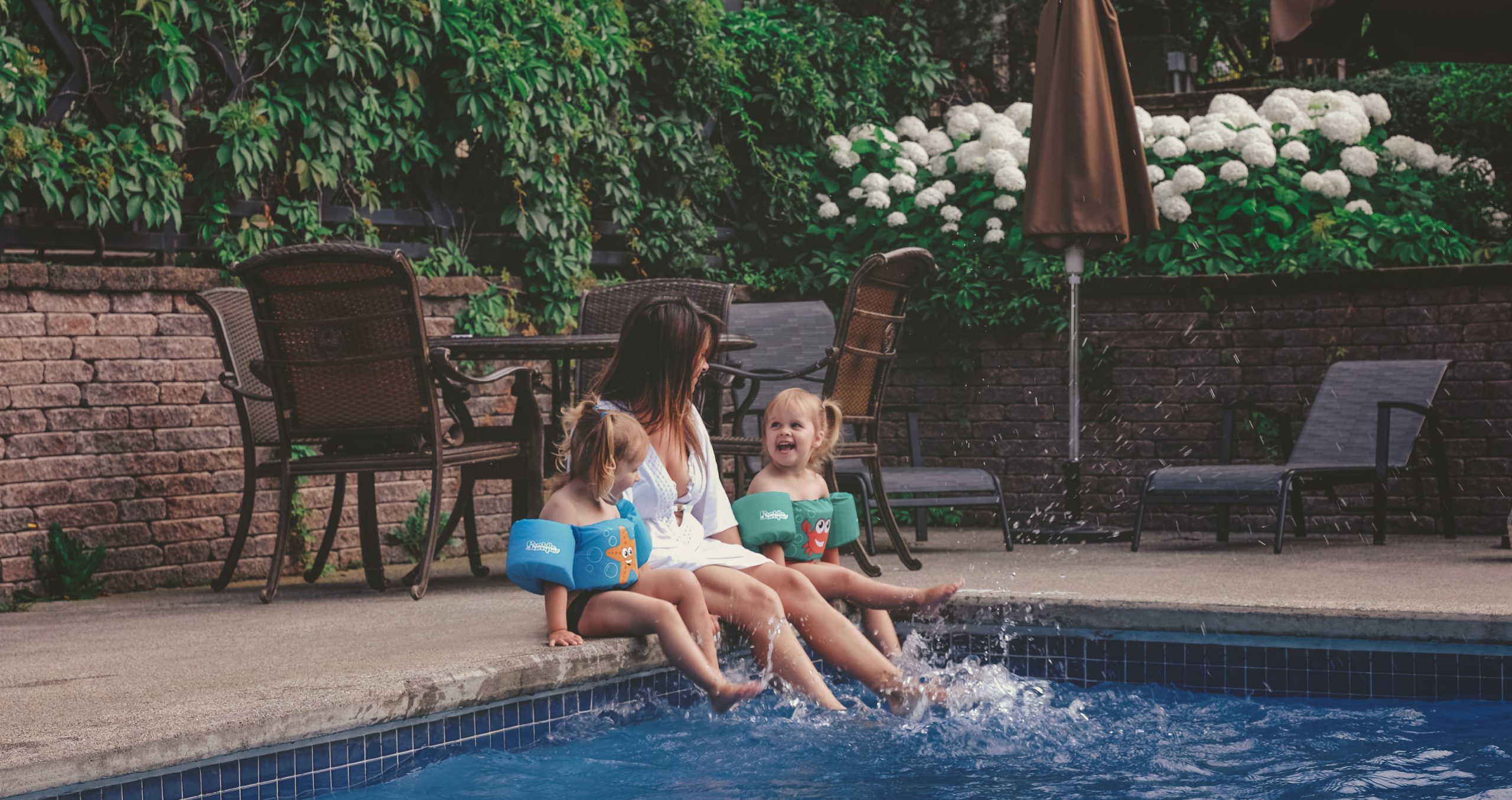 Vue sur la famille et la piscine extérieure