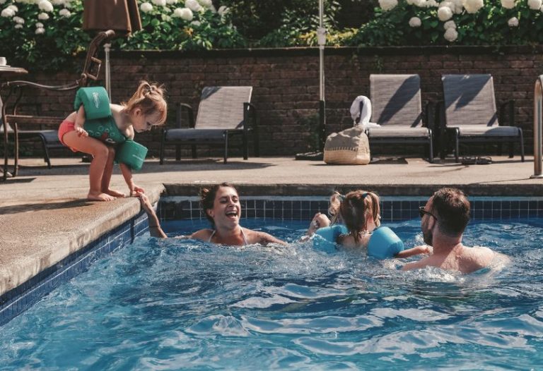 Famille dans la piscine extérieure