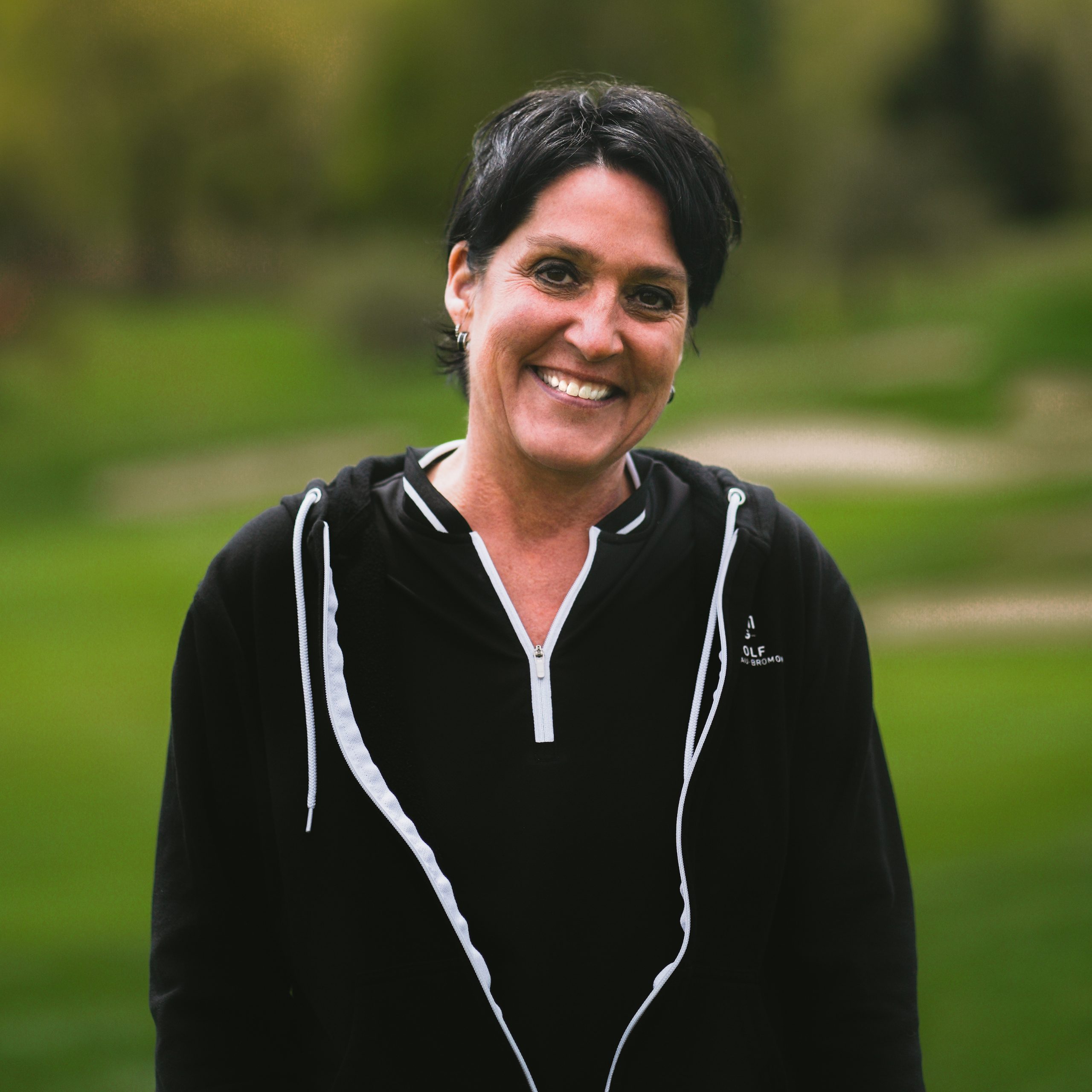 Portrait employé avec vue sur le Golf Château-Bromont