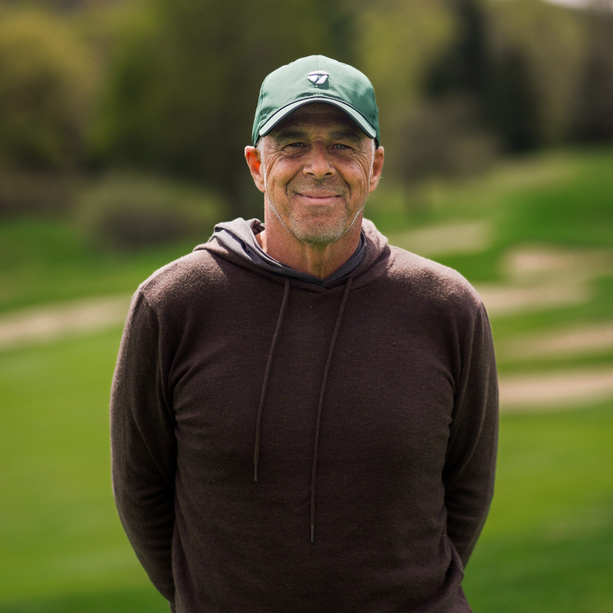 Portrait employé avec vue sur le terrain de golf