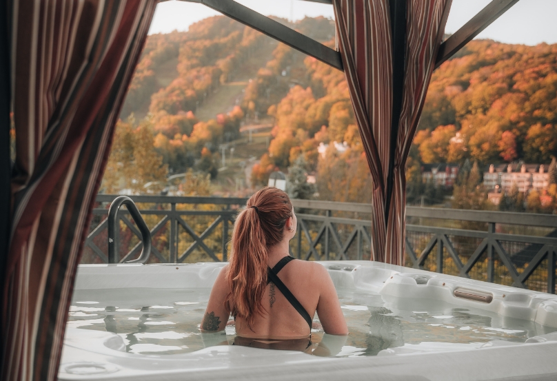 Personne dans les bains à remous avec vue montagne